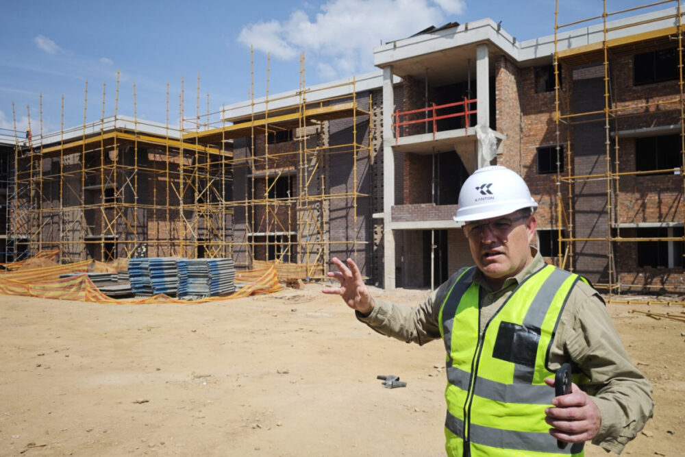 Schalekamp explains the basic layout of the residences, with two houses of a single residence in the background